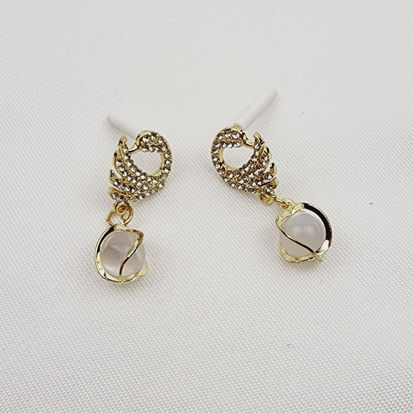 Swan Shaped Dangle Fashion Earrings - Picture 4 of 7